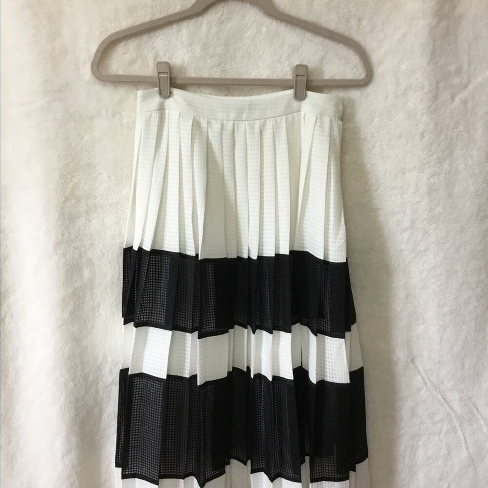 Banana Public White & Black Pleated Midi Skirt
